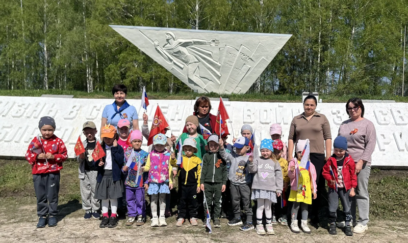Участие дошкольной группы в акции - "Дорога к обелиску"