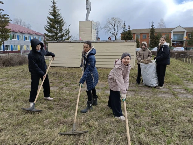 Уборка территории вокруг памятника