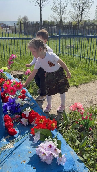 🌷 Сегодня педагоги и воспитанники нашего детского сада возложили цветы к Обелиску, посвящённому памяти погибших в Великой Отечественной войне.