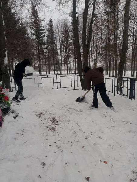 Снег идет, а мы — идем к обелиску!