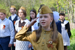 Гордость и память: в Ахматовской средней школе прошёл смотр строя и песни ко Дню Победы!