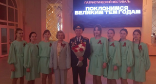 "Поклонимся великим тем годам!".🕊