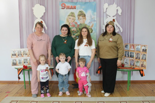 👫🧑‍🦰🎗ТВОРЧЕСКАЯ МАСТЕРСКАЯ: ДЕТИ ВМЕСТЕ С МАМАМИ ПРИСОЕДИНИЛИСЬ К АКЦИИ "ГЕОРГИЕВСКАЯ ЛЕНТОЧКА"
