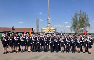 🇷🇺  ПАМЯТЬ ЖИВА: ЮНЫЕ КОМСОМОЛЬЦЫ ВОЗЛОЖИЛИ ЦВЕТЫ К МЕМОРИАЛАМ В ЧЕСТЬ 81-Й ГОДОВЩИНЫ ВЕЛИКОЙ ПОБЕДЫ