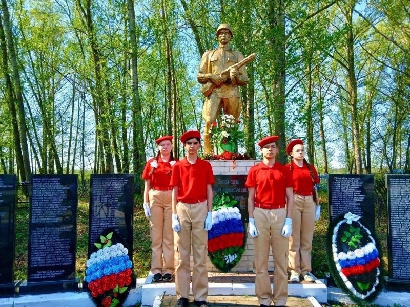 🇷🇺  В школах Комсомольского муниципального округа прошли торжественные церемонии возложения венков в честь 81-й годовщины Великой Победы
