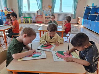 Маленькие художники и большой арбуз