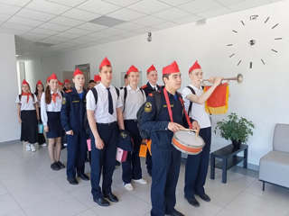 9Б класс стал пионерами. 🧣⭐️🚩