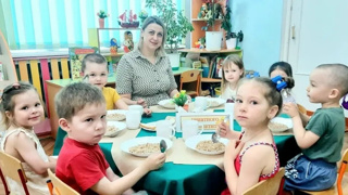Завтрак, который сближает: в детских садах проходит проект "Завтрак с заведующим"