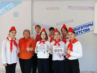 Советник директора по воспитанию Трефилова А. В. рассказала ребятам о истории возникновения пионерии