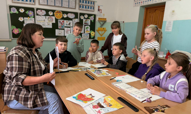 В лагере «Солнышко» день прошёл под знаком патриотизма,  здоровья, безопасности и творчества.