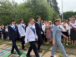 С последним звонком, выпускники!