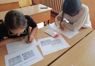 В рамках празднования Дня славянской письменности и культуры для учащихся 5 класса прошел творческий мастер-класс «Буквица — первая буква в тексте».