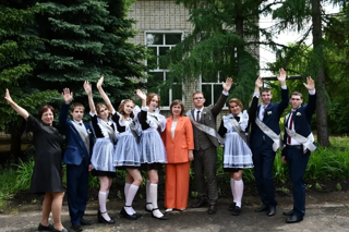 🎉 Последний звонок в Ахматовской средней школе: прощание с детством и шаг к новым вершинам! 🎉