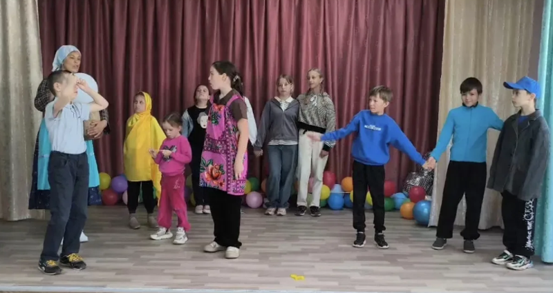Лагерная афиша: "Сармантей" на школьной сцене