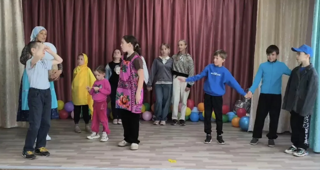 Лагерная афиша: "Сармантей" на школьной сцене