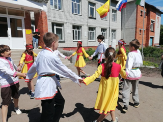 Шестой день «Акатуя»: фестиваль народных игр в пришкольном лагере «Чайка»