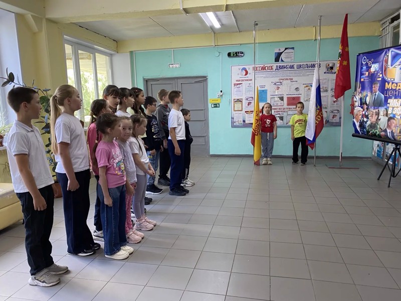 Первый день в летнем пришкольном лагере под девизом "Праздник детства"