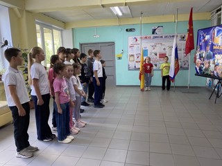 Первый день в летнем пришкольном лагере под девизом "Праздник детства"
