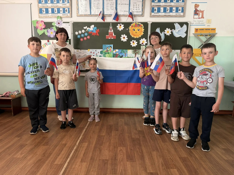 В преддверии празднования Дня России: патриотический день в лагере