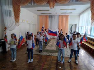 Танцевальный флешмоб ко Дню России: «Мы твоё будущее, Россия!»
