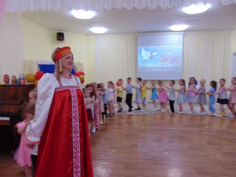 В МБДОУ "Детский сад № 45 "Журавлики" прошло праздничное мероприятие, посвящённое Дню России.