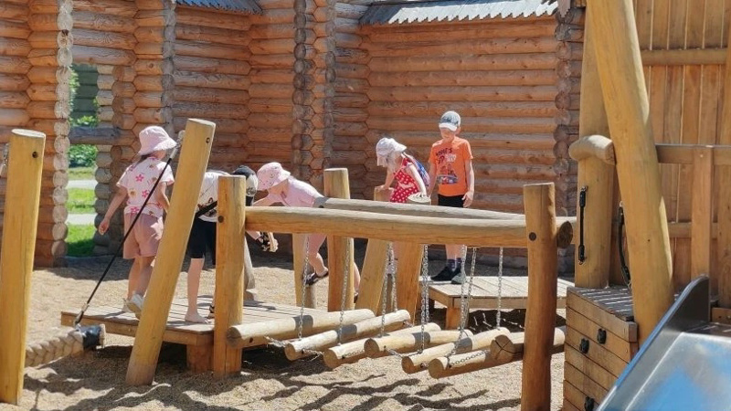 Весело и с пользой провели ребятишки сегодняшний день в лагере "Робинзоны". Как настоящие мореплаватели они ходили в экскурсионное плавание в Музей Русской провинции, где отлично провели время за "Своей игрой".