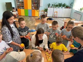 НЕДЕЛЯ АКАТУЯ: ФРУКТОВАЯ ТАРЕЛКА С ЧУВАШСКИМ ОРНАМЕНТОМ