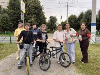 Детская безопасность на дорогах: родительский патруль провёл профилактику