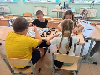 «Играем в то, что под рукой» в пришкольном лагере
