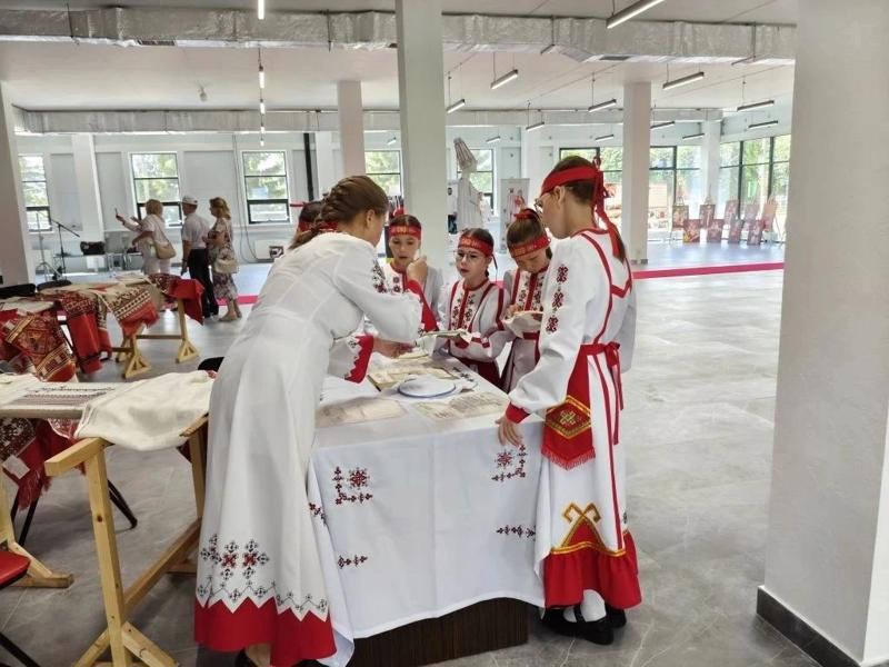 Юные мастерицы учебного объединения «Рукоделие» продемонстрировали своё мастерство в многофункциональном  центре «Паха тĕрĕ»