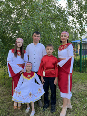 «Моя семья в национальном костюме».