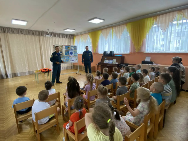 ❗Безопасное лето: в гостях у дошколят — спасатели МЧС!