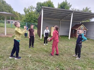 Безопасность и творчество в летнем учреждении «Карусель Дружбы».