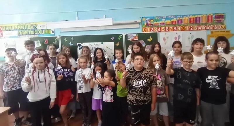 Творческая мастерская: в лагере «Улыбка» расцвели бумажные цветы