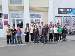 Сегодня дети пришкольного лагеря "Радуга" посетили кинотеатр