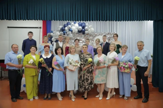 🎉 В Ахматовской школе прошел выпускной вечер для 11-классников! 🎉