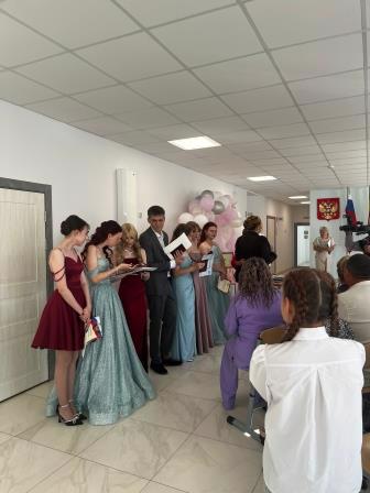 Сегодня в школе выпускные вечера, поздравляем всех выпускников, учителей, родителей и родственников выпускников. Пусть всё сложится хорошо!