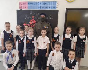 Во 2 А классе прошёл Единый урок Победы с участием сотрудника Росгвардии СОБР "Искра"