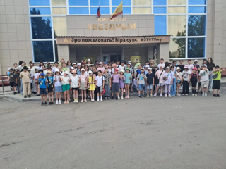 Сегодня ребята пришкольного лагеря "Радуга" посмотрели кинокартину "Летом всякое бывает. Побег из Сколбора"