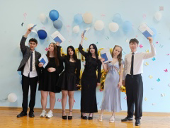 🎓🕊️ Ещё один выпуск расправил крылья! В добрый путь, выпускники! ✨
