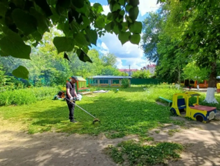 Огромное спасибо нашим активным родителям! 🌿  Сегодня, на территории нашего детского сада, кипит работа: родители помогают с покосом травы на территории. Благодаря их отзывчивости и трудолюбию территория стала ещё более ухоженной, чистой и безопасной для наших малышей.  Отдельные слова благодарности выражаем Байрамову Усману Кахрамановичу!