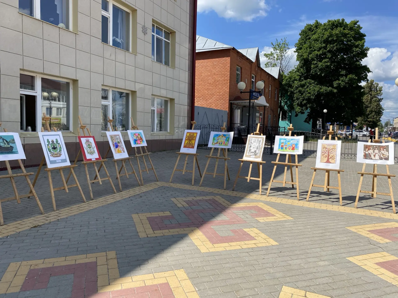 Выставка детских рисунков  на празднике.