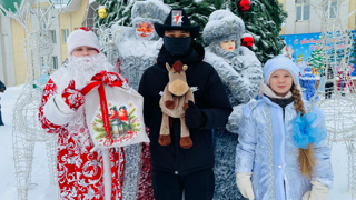 НАШЕСТВИЕ ДЕДОВ МОРОЗОВ И СНЕГУРОЧЕК
