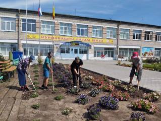 Порядок на пришкольном участке: обучающиеся МБОУ «Новошимкусская СОШ» готовятся к приёмке школы
