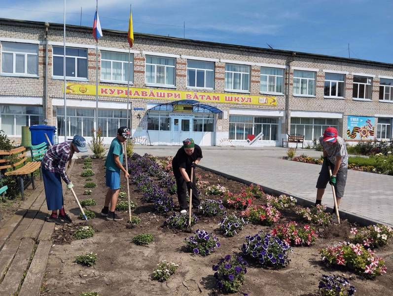 Порядок на пришкольном участке: обучающиеся МБОУ «Новошимкусская СОШ» готовятся к приёмке школы