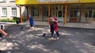 Работа по облагораживанию территории не прекращается