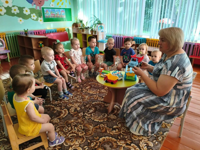 Игровую ситуацию «Такие разные машины».
