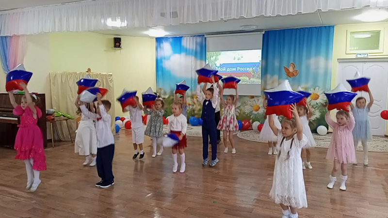 В детском саду День Российского флага (22 августа) отмечают, чтобы закладывать основы патриотического воспитания и формировать у детей первые представления о стране и её символах.