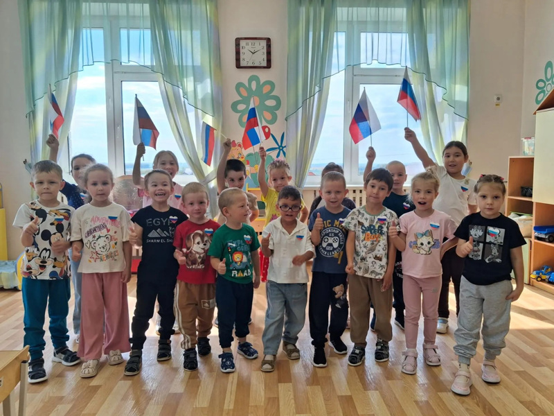 Ребята из детского сада "Шевле"присоединились к всероссийской акции "Я люблю тебя, Россия"