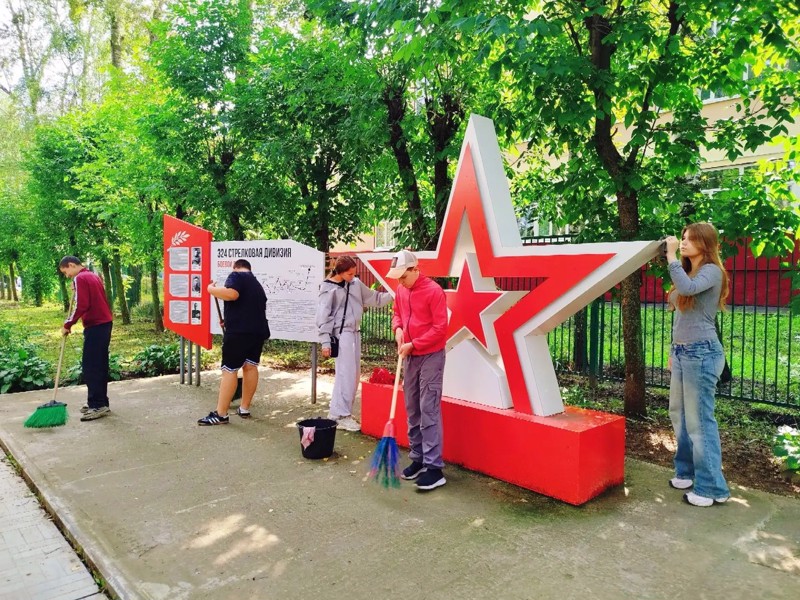 В преддверии Дня Государственного флага Российской Федерации ученики МАОУ «СОШ № 40» г. Чебоксары присоединились к всероссийской акции «Цвета Родины»